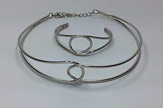 Coleirinha em metal prateado com pulseira